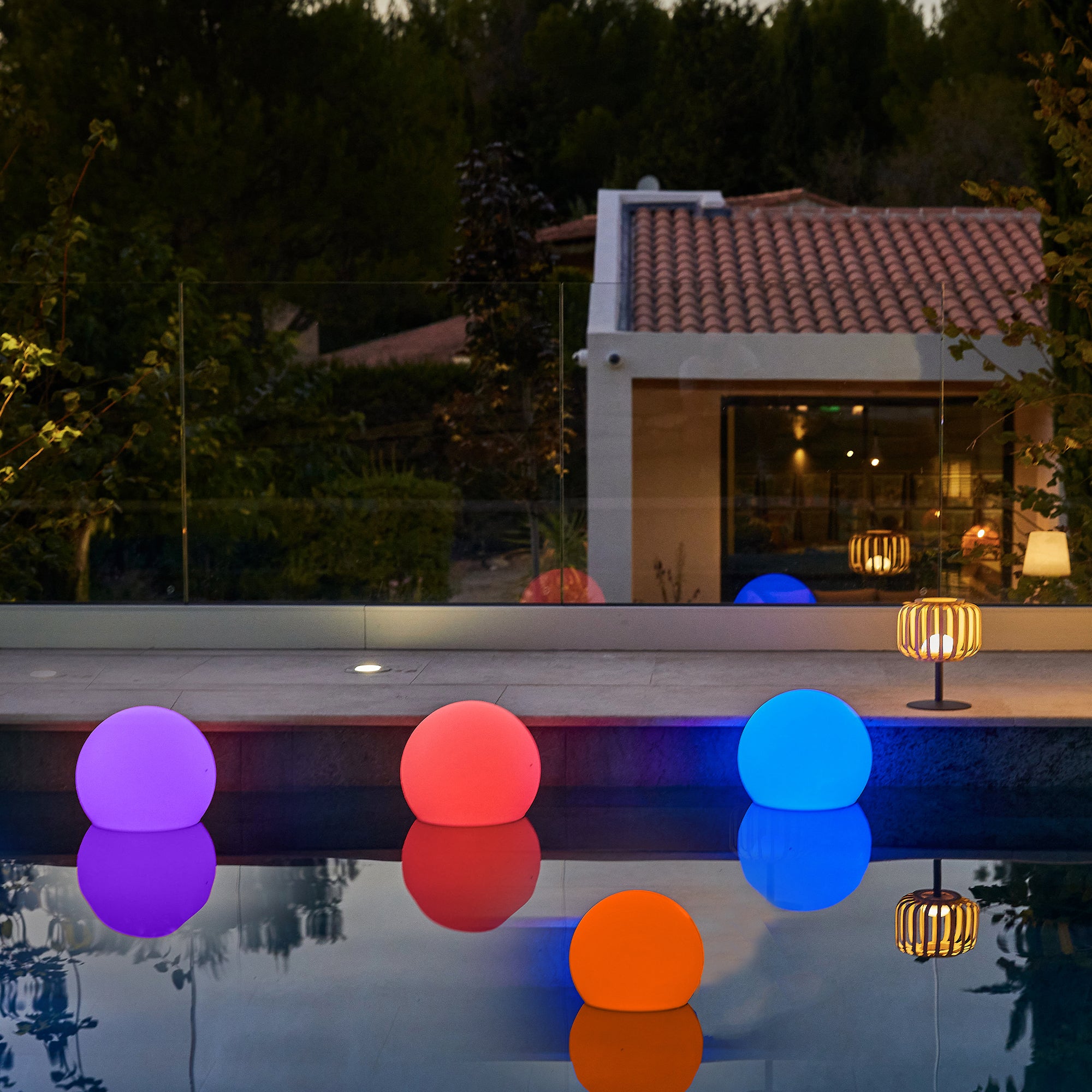 Boule lumineuse flottante LED multicolore nomade