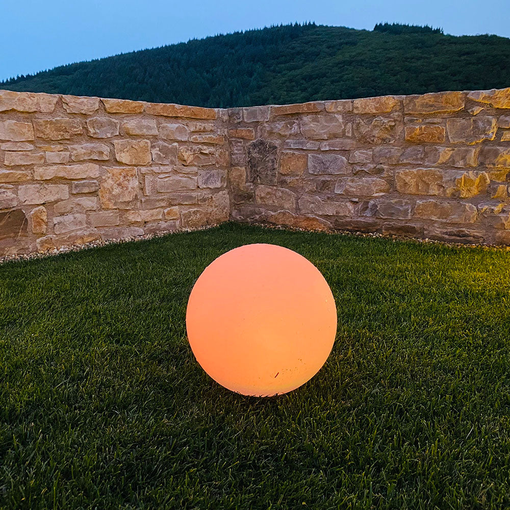 Une Boule Lumineuse Avec Une Sphère Lumineuse En Violet Et Orange.