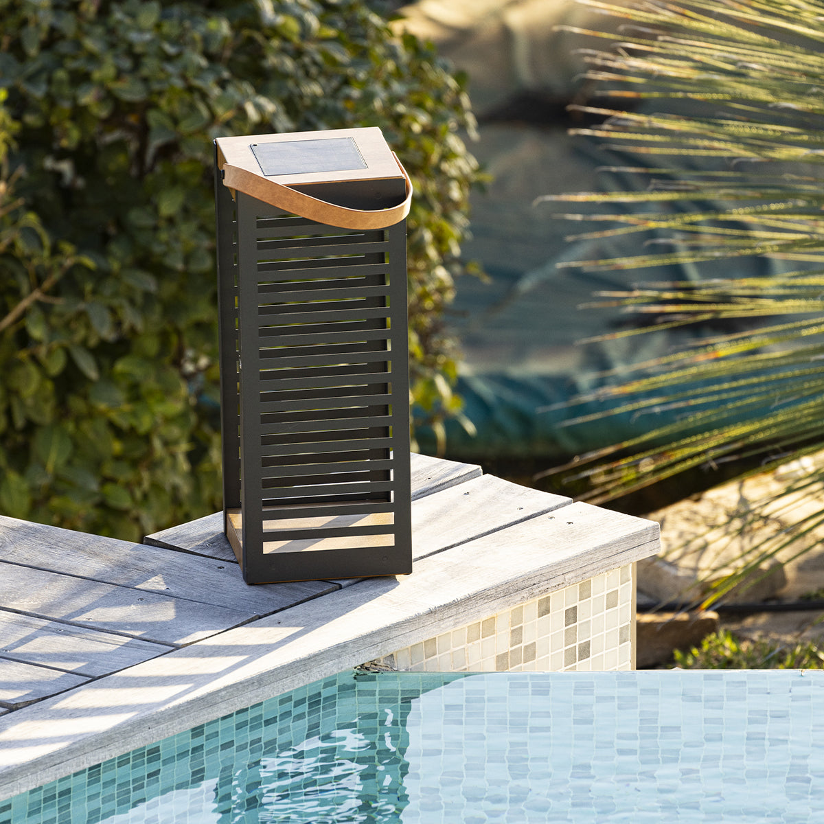 Lanterne Solaire Nomade FERIAN TALL LED - Métal Et Effet Bois H50cm Avec Télécommande