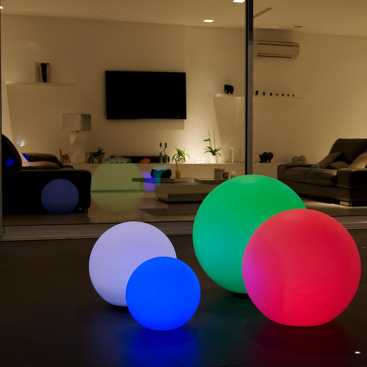 Boule lumineuse sans fil flottante LED multicolore dimmable BOBBY ∅50cm avec télécommande et socle à induction - REDDECO.com