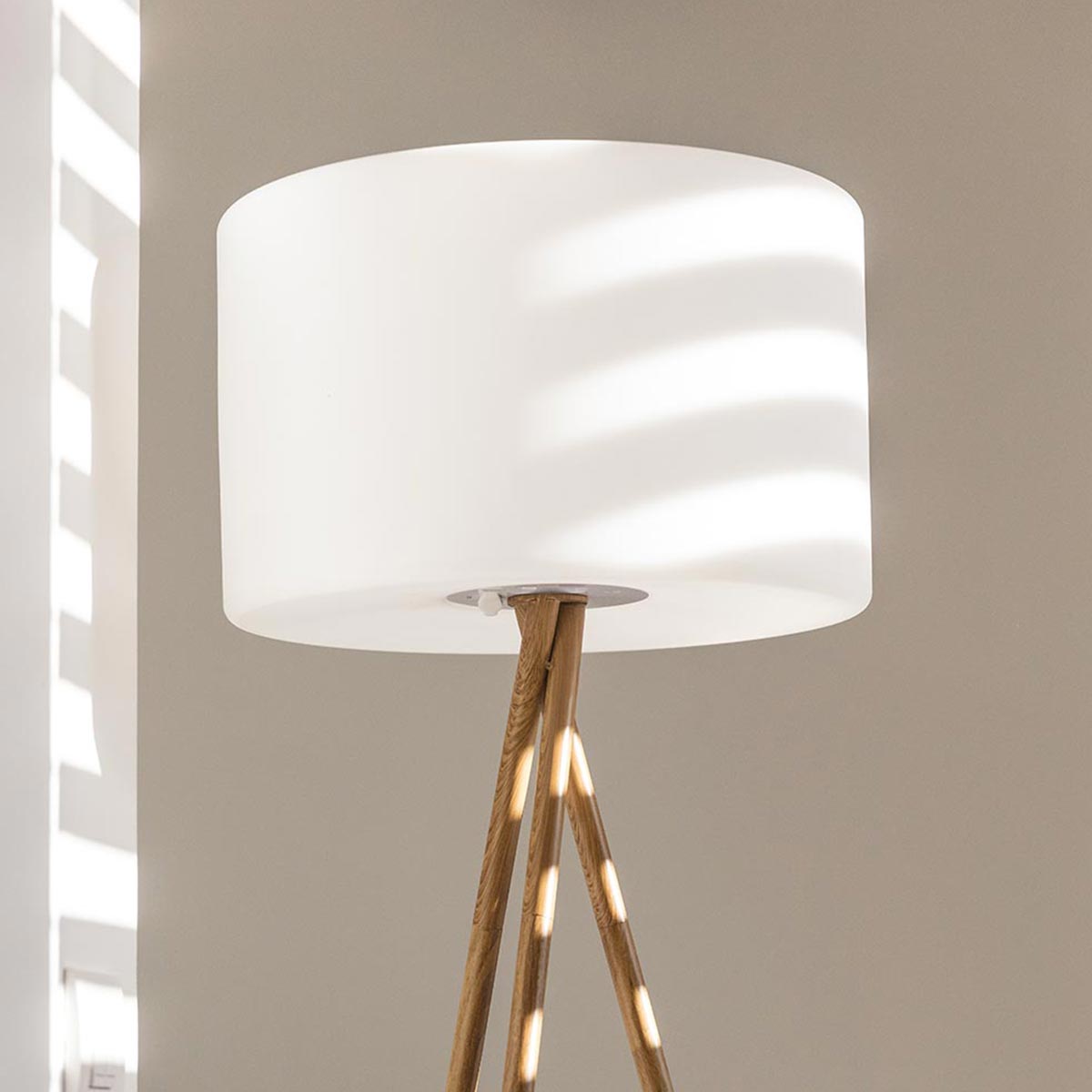 Lampadaire trépied sans fil design scandinave couleur bois extérieur LED blanc chaud/blanc dimmable TAMBOURY WOOD H155cm - REDDECO.com