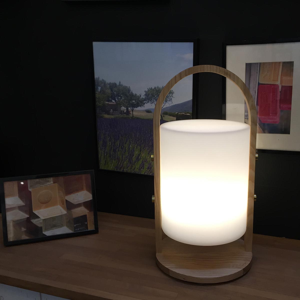 Lanterne sans fil design scandinave poignée bois naturel LED blanc chaud/blanc dimmable WOODY H37cm - REDDECO.com